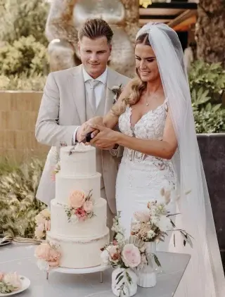 LET’S CELEBRATE WITH CAKE 🍰
Ik krijg ook vaak de vraag van bruidsparen over bloemen op de taart. Ja, ook daar denken w
